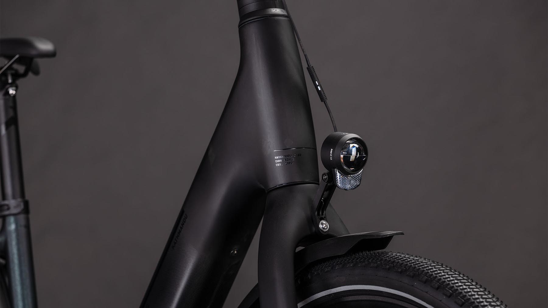 112921E-Cube-Kathmandu-Hybrid-C-62-SLX-400X-liquidblack-n-bluedust-2026-EBike-Trekkingrad-Tiefeinsteiger-06