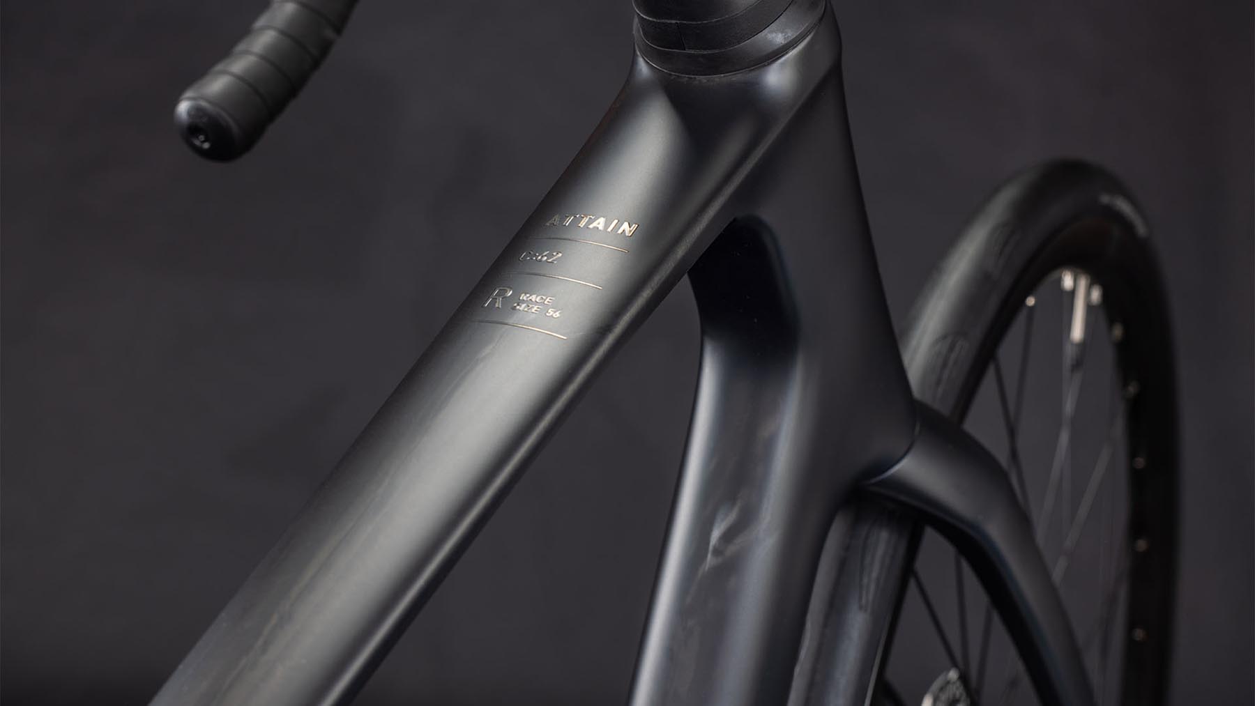 125500-Cube-Attain-C-62-Race-blackline-2026-Carbon-Rennrad-01