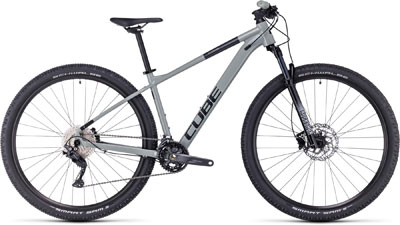 Cube Attention hardtail-maastopyörä harmaana.