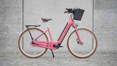 Näet vaaleanpunaisen Cube Ella Hybrid e-pyörän.