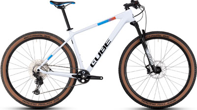 Cube Reaction C:62 Pro hardtail-maastopyörä valkoisena, jossa on sinisiä ja oransseja yksityiskohtia.