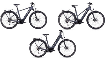 Esillä on kolme harmaata Cube Touring Hybrid ONE -ähköpyörää, joissa jokaisessa on timanttirunko, trapetsirunko ja step-through-runko.  