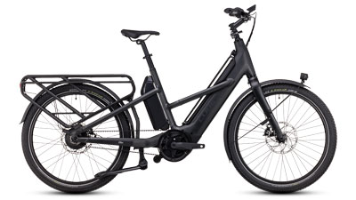 Näet mustan Cube Longtail Hybride -lastipyörän.