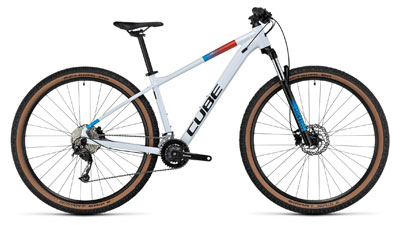 Cube Aim SLX hardtail-maastopyörä valkoisena, jossa on punaisia ja turkooseja yksityiskohtia.