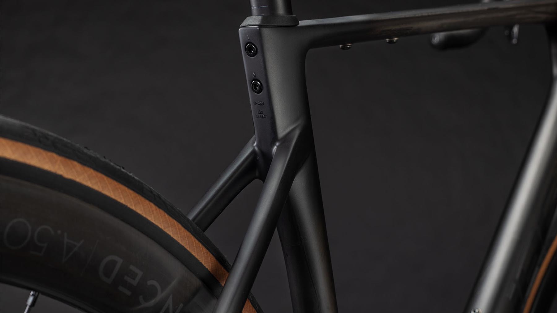 125700-Cube-Attain-C-62-SLT-carbon-n-coalchrome-2026-Carbon-Rennrad-05