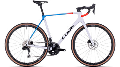 Cube Cross Race C:62 SLX maantiepyörä valkoisena, jossa on sinisiä ja oransseja yksityiskohtia.