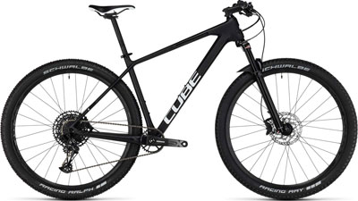 Cube Reaction C:62 ONE hardtail maastopyörä mustana.
