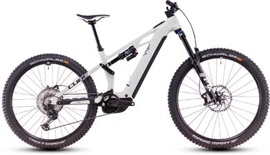 Esillä on valkoinen Cube Stereo Hybrid ONE77 HPC SLX -ähköpyörä.