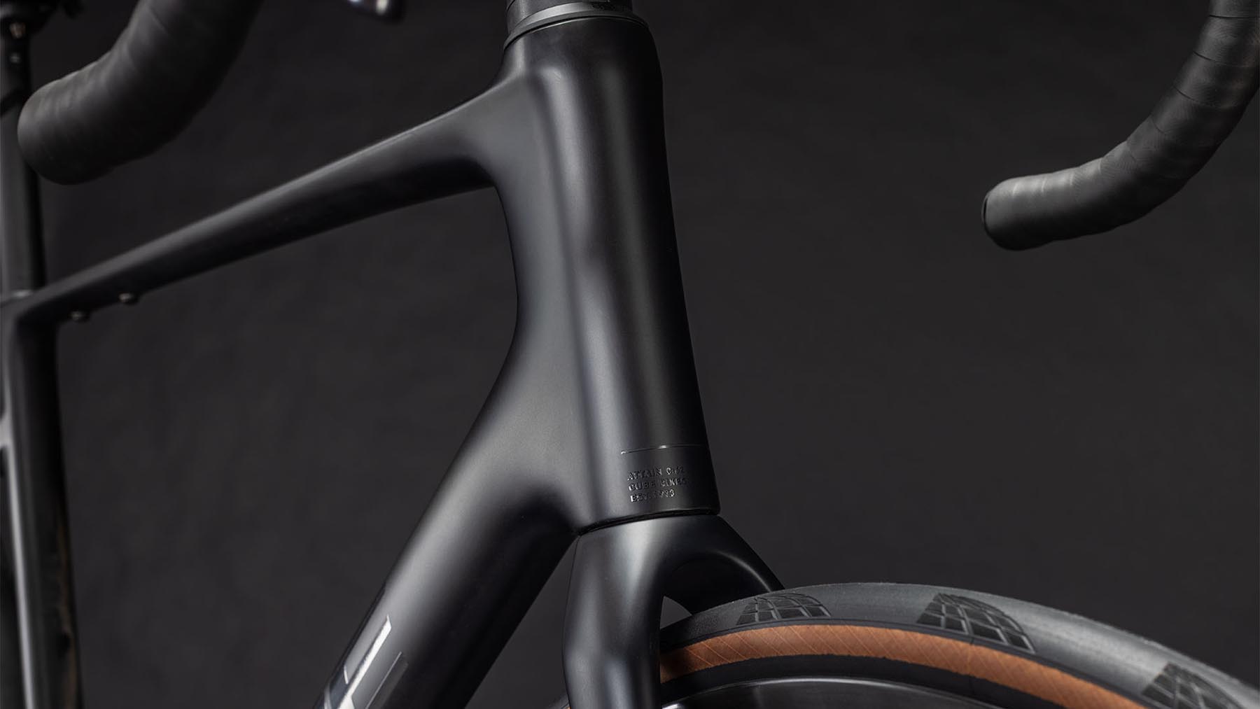 125700-Cube-Attain-C-62-SLT-carbon-n-coalchrome-2026-Carbon-Rennrad-06