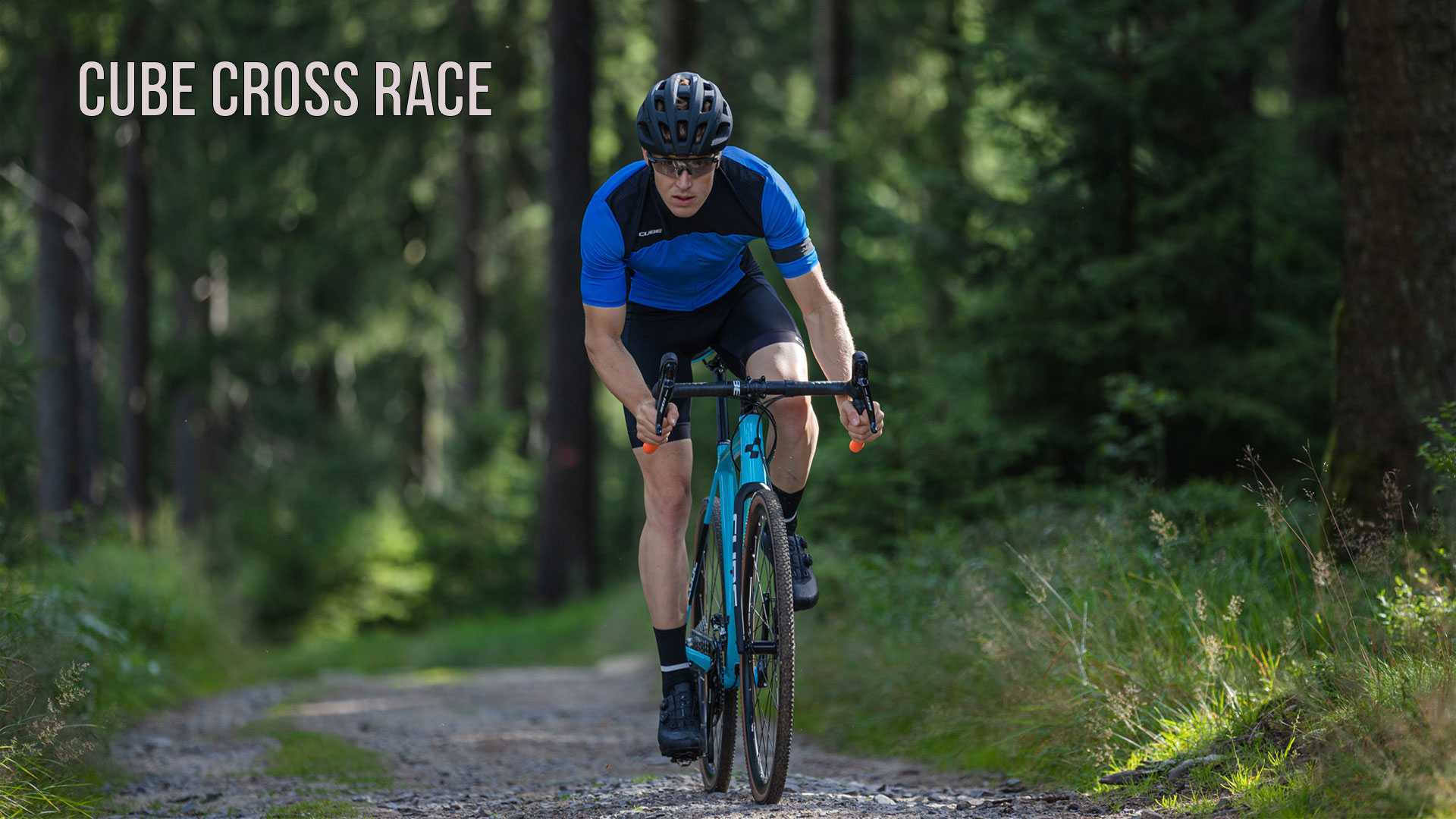 Mies ajaa Cube Cross Race -pyörällä metsässä.