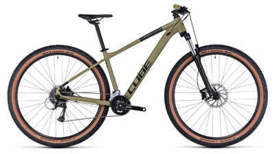 Cube Aim Race hardtail maastopyörä kiiltävässä oliivinvihreässä.