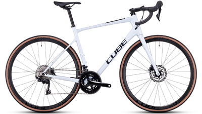 Cube Attain GTC Race maantiepyörä valkoisena.