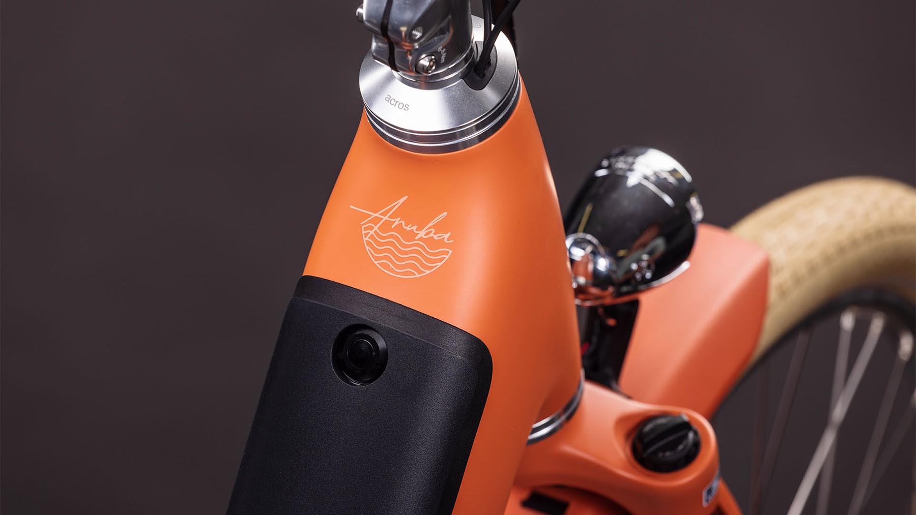 114760E-Cube-Aruba-Hybrid-600-papaya-n-creme-2026-Retro-EBike-Trekkingrad-Tiefeinsteiger-01