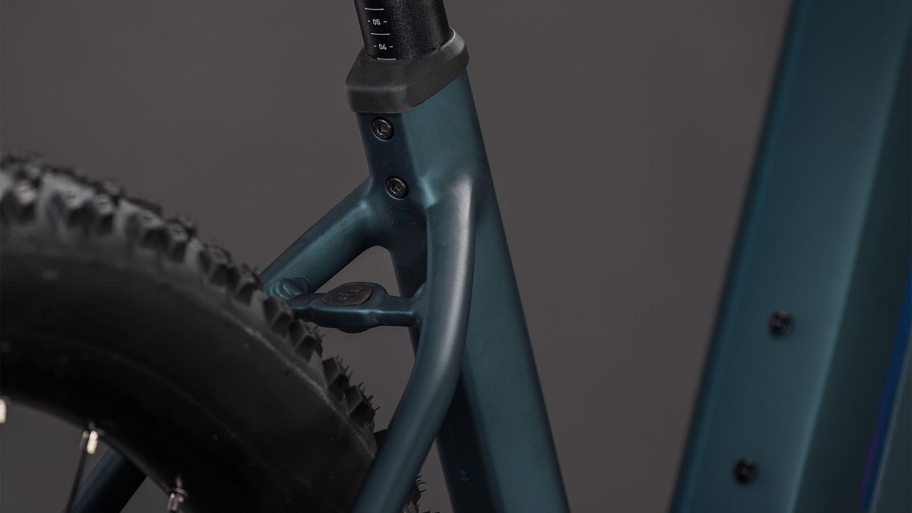 108122E-Cube-Reaction-Hybrid-ONE-800-royalgreen-n-prism-2026-EBike-Hardtail-Mountainbike-Tiefeinsteiger-03