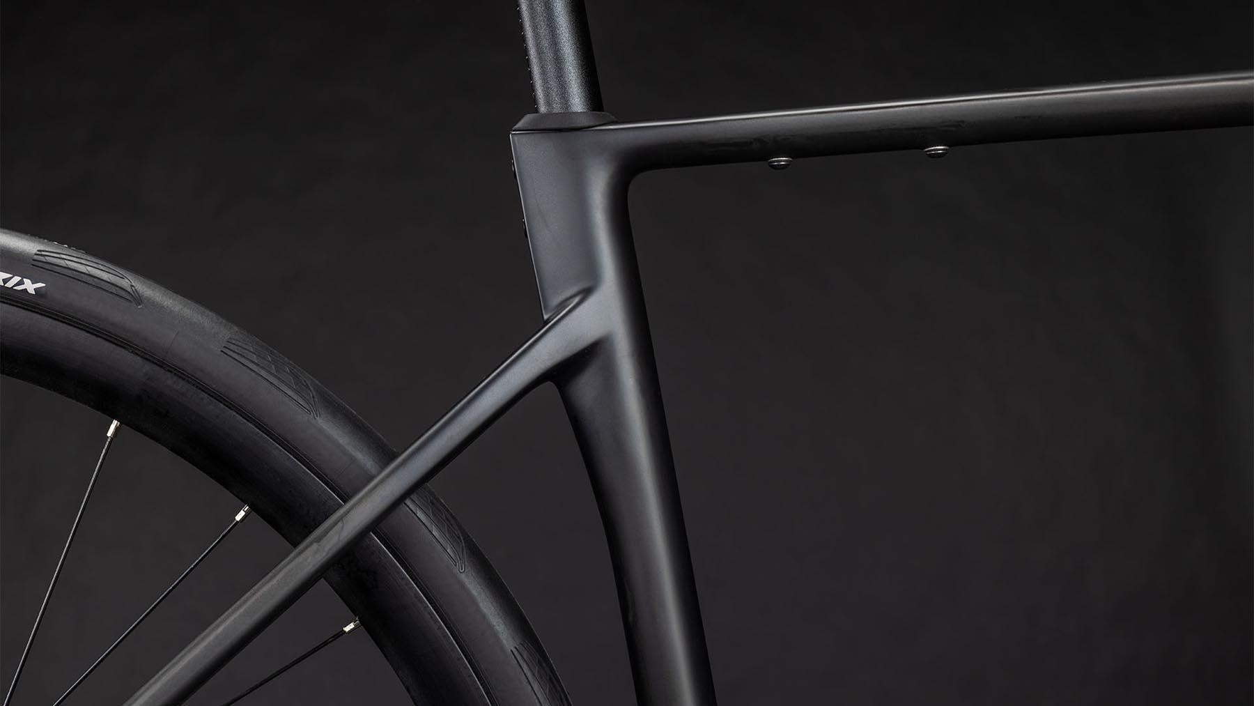 125500-Cube-Attain-C-62-Race-blackline-2026-Carbon-Rennrad-04