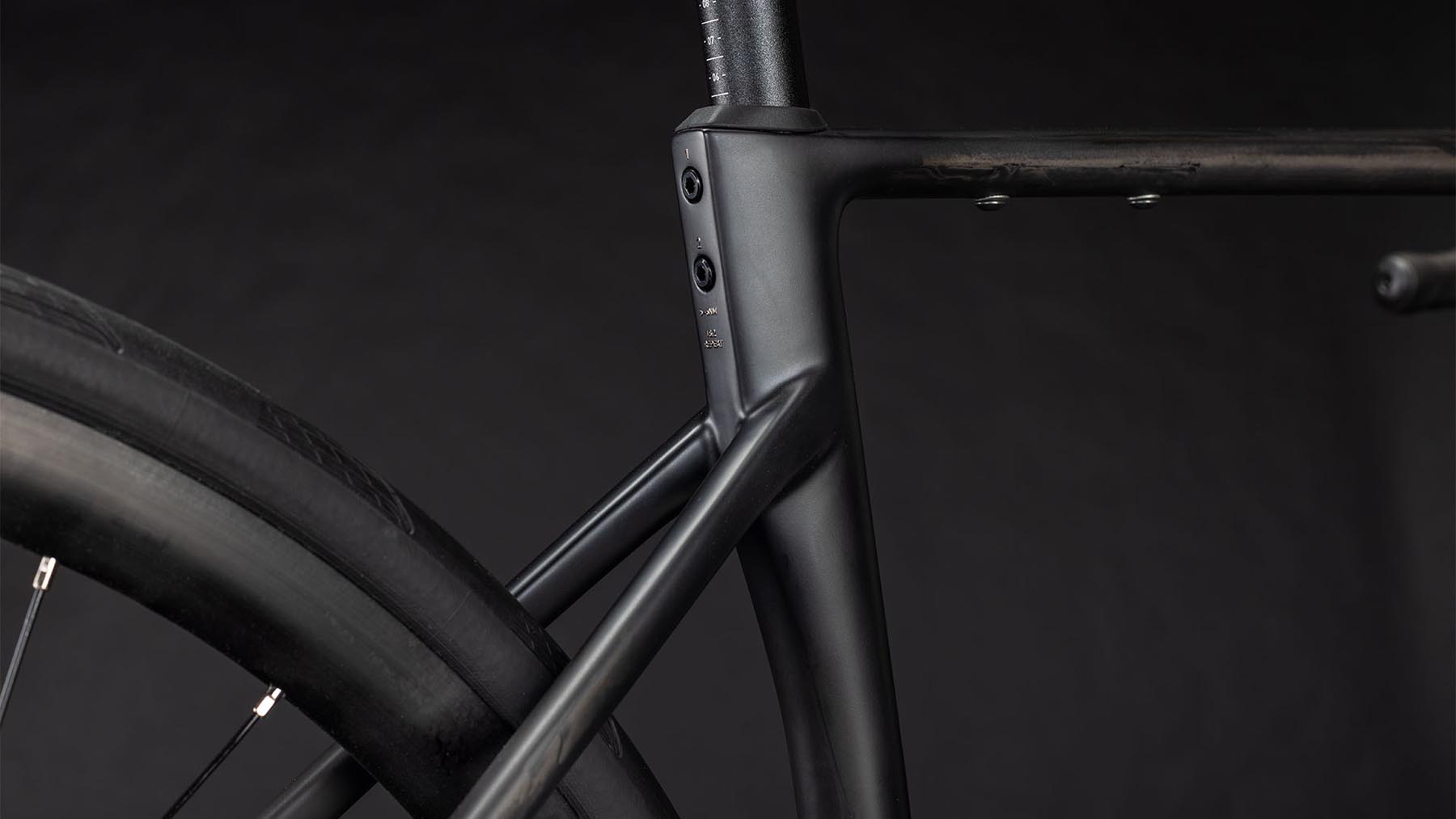 125500-Cube-Attain-C-62-Race-blackline-2026-Carbon-Rennrad-06