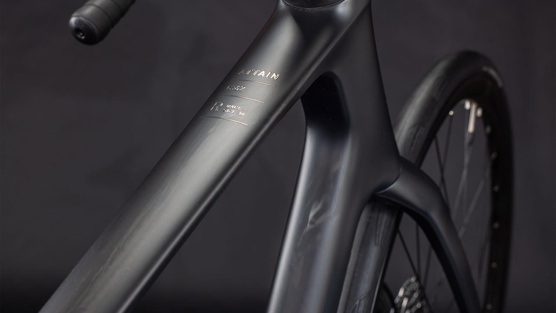125500-Cube-Attain-C-62-Race-blackline-2026-Carbon-Rennrad-02