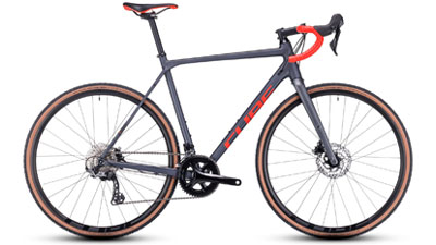 Cube Cross Race Pro -kilpapyörä harmaana, jossa on oranssit kirjaimet.